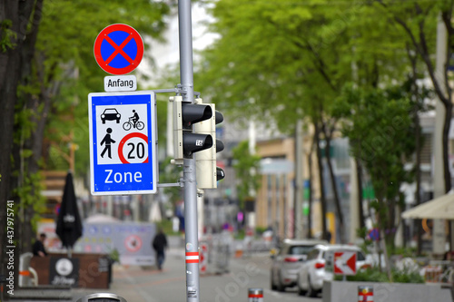 Die Einkaufsstraße Mariahilfer Straße in Wien, Österreich, Europa photo