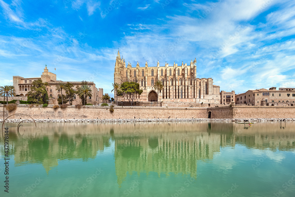 Kathedrale La Seu von Palma de Mallorca und dem Königspalast La Almudaina mit dem Parc de la Mar