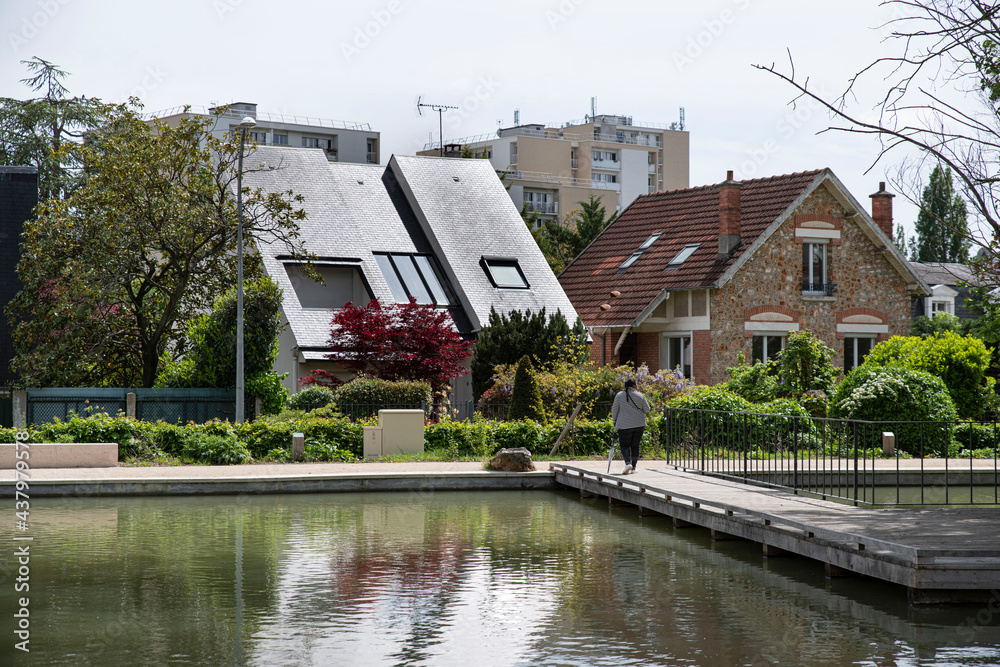 Obraz premium City lake in the suburbs of Paris, France