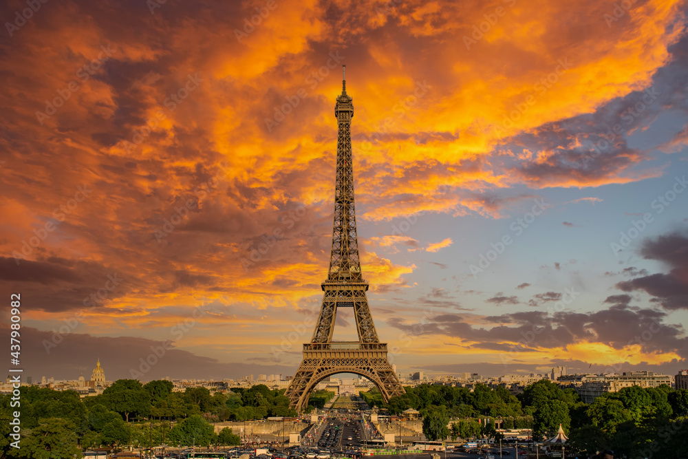 Fototapeta premium Eiffel Tower at sunset in Paris, France. Romantic travel background, Skyline of Paris with Eiffel Tower in Paris, France. Panoramic sunset view of Paris