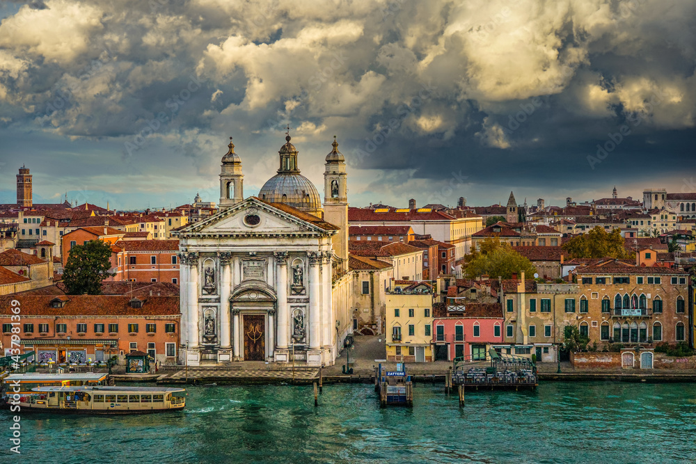 Naklejka premium Venedig mit Gewitterwolken