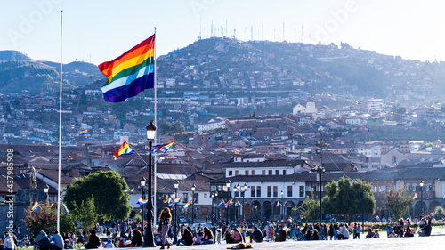 Bandera del tahuantinsuyo en la plaza de armas de Cusco, Perú. 