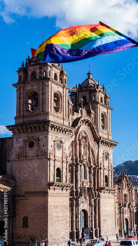 Iglesia de la compañia de jesus en la Plaza de armas de Cusco con la bandera del Tahuantinsuyo, Perú. 