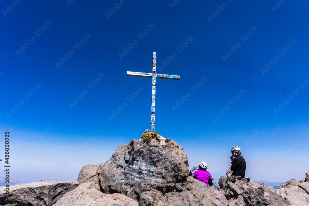 cross on top of mountain / Cruz del Marqués. Parque Nacional Cumbres del Ajusco, México.