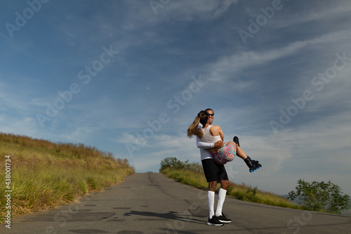casal brasileiro fazendo exercícios ao ar livre 