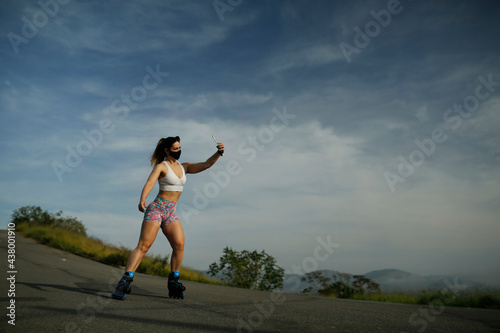 mulher brasileira fazendo exercícios ao ar livre com patins