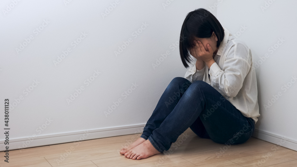 女性・落ち込む 女性・落ち込む