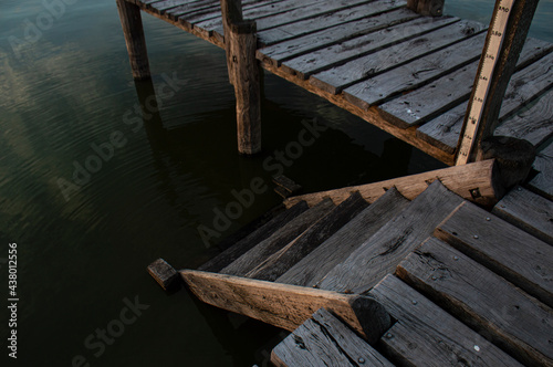 Obraz na płótnie Jetty with wooden stairs leading to a lake w salonie
