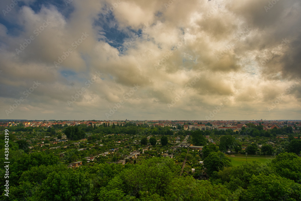 Blick auf die deutsche Stadt Leipzig bei einem bewölkten Himmel.