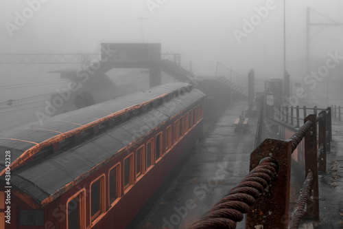 Trem antigo em uma dia nublado e chuvoso com neblina e névoa em Paranapiacaba, São Paulo photo