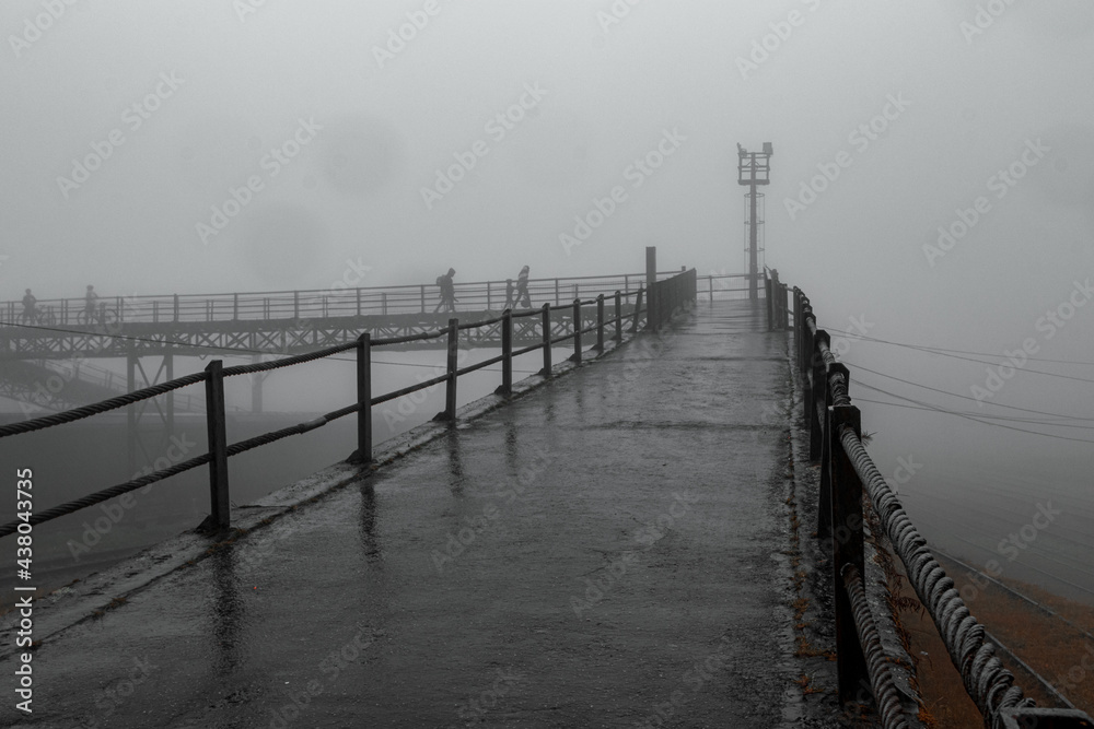 Ponte suspensa em Paranapiacaba em uma dia nublado, frio e com neblina e névoa