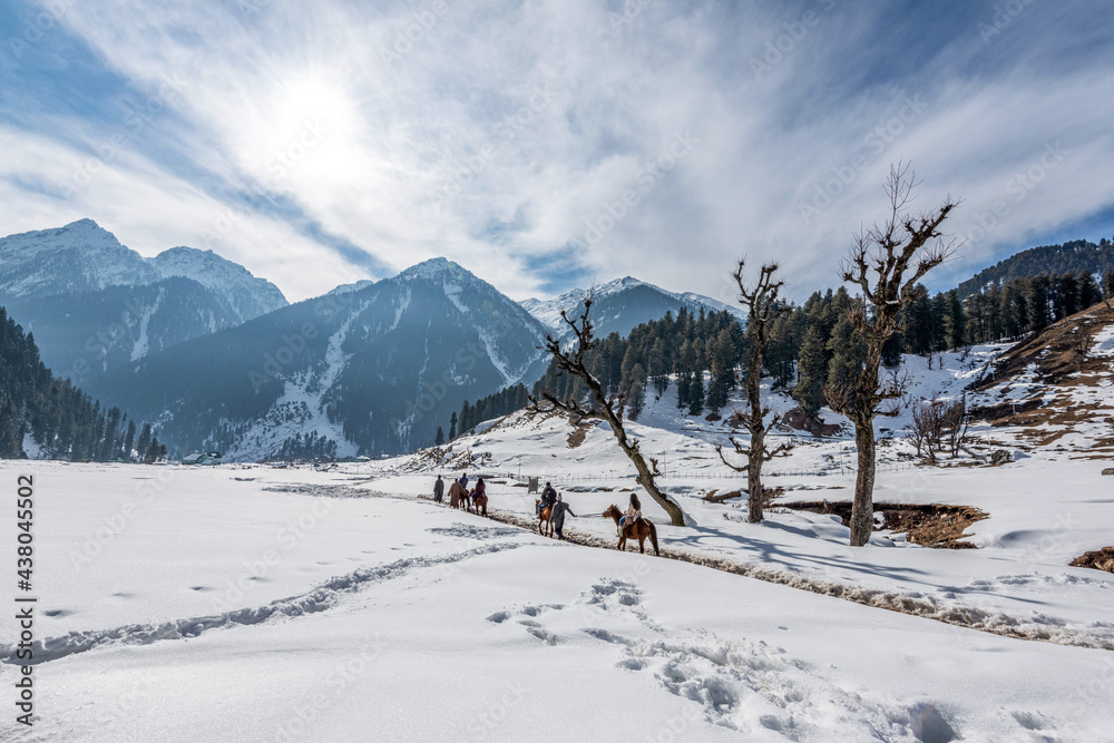 Φωτογραφία Tourists Enjoying Horse Riding at Aru Valley in winter scene, near Pahalgam, Kashmir, India