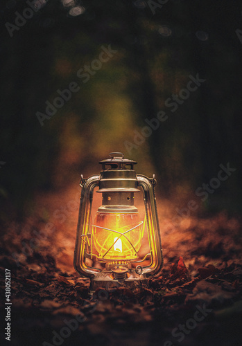 Tableau sur toile Still life with kerosene lamp