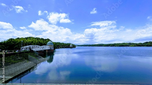 夏の多摩湖と村山下貯水池第一取水塔