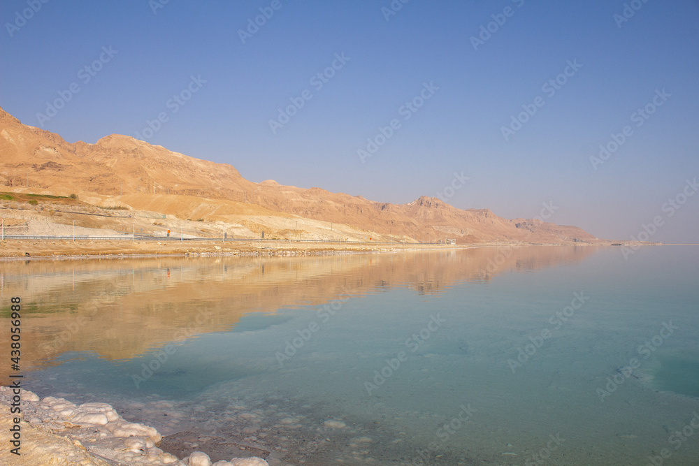 Totes Meer in Israel mit Salzsteinen klarem Waser Spiegelungen und einem Steg