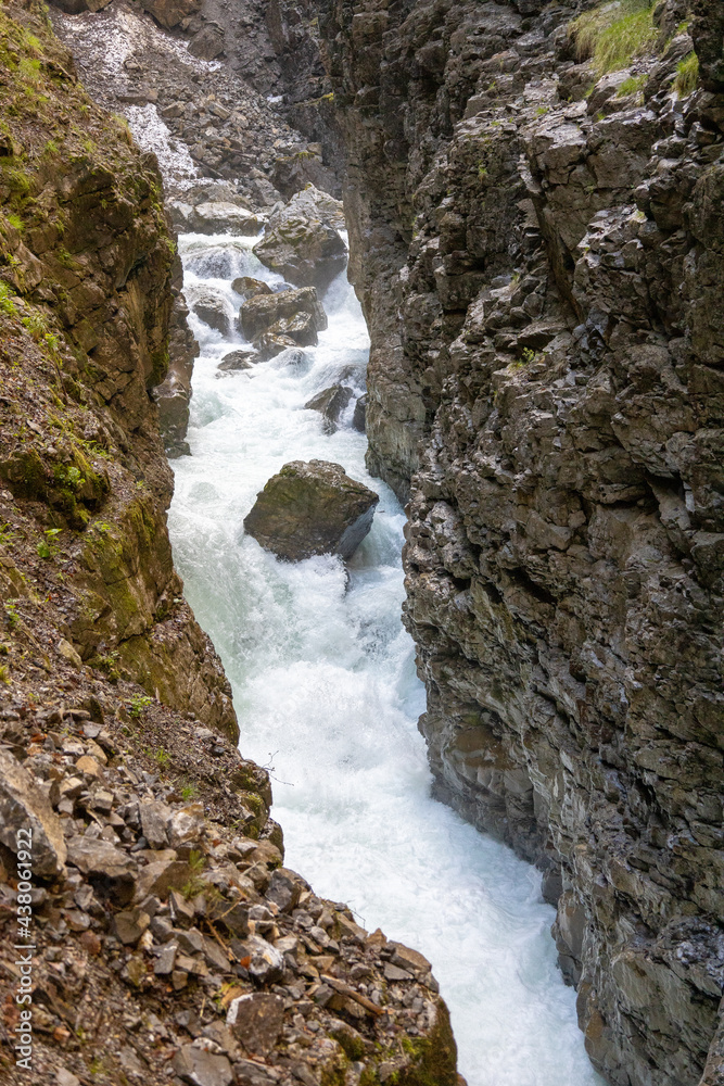 Obraz premium Klamm zwischen Felsen mit strömenden Wasser