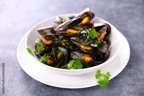 mussel with wine sauce and herbs