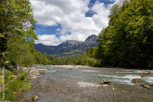 Wundersch  ner Gebirgsfluss in den Alpen mit Panorama und kleinen Wasserf  llen