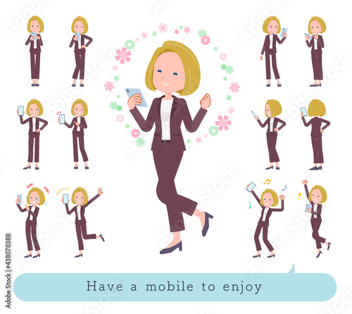 スマホを使って楽しむ金髪ビジネス女性のセット