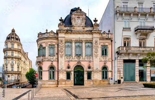 Largo da Potagem em Coimbra com o histórico edifício da agência do Banco de Portugal em Coimbra.