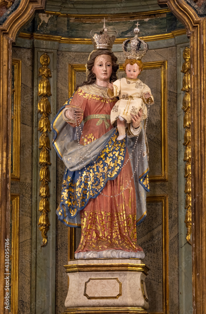 Obraz premium statue of the Virgin with little Jesus in her arms. concept of Christianity