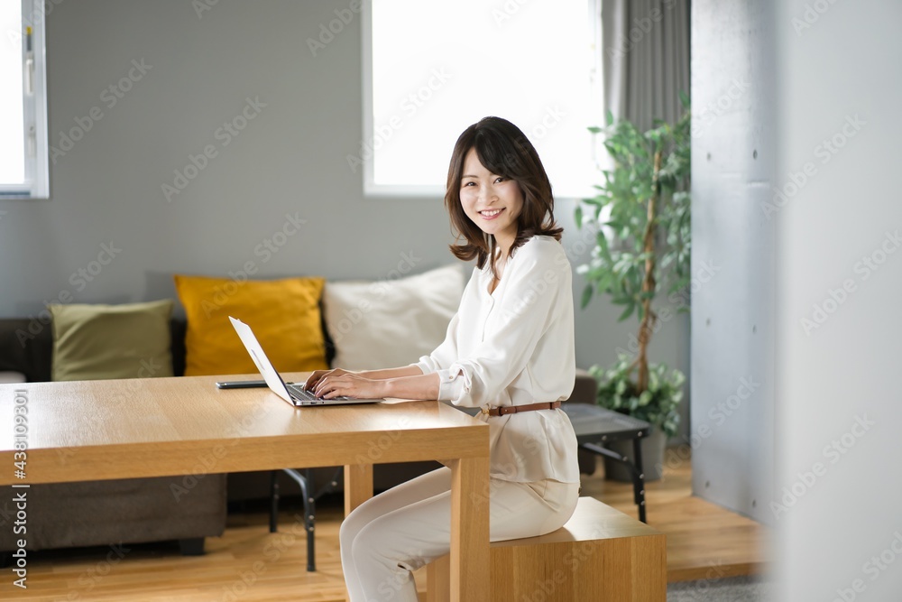 自宅でテレワークをする若い女性 自宅でテレワークをする若い女性