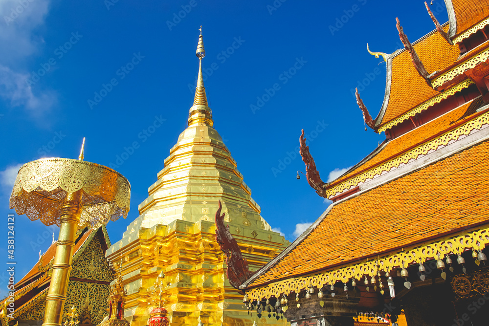 Fototapeta premium The world famous pagoda in Chiang Mai Phra That Doi Suthep.