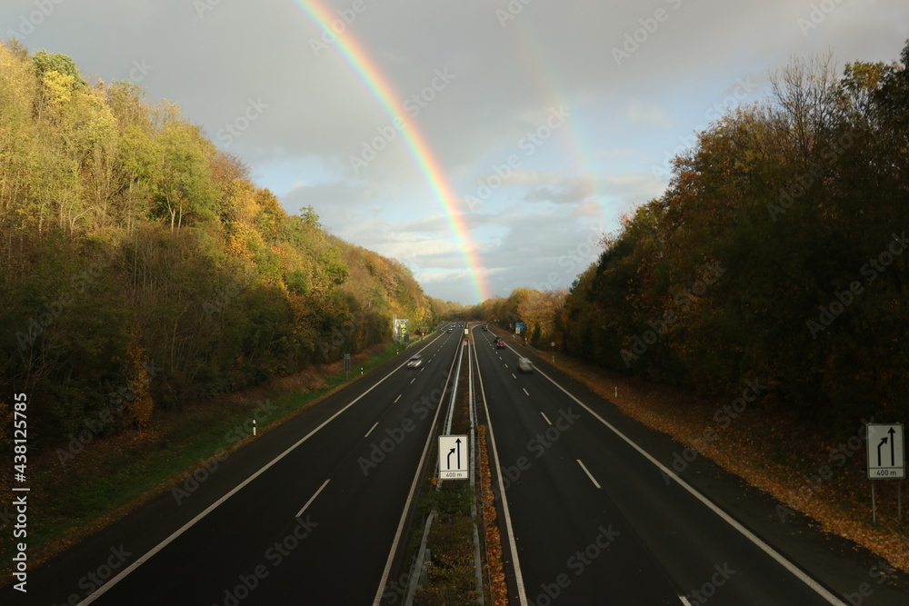 Ein Regenbogen über der Autobahn A46 in Iserlohn