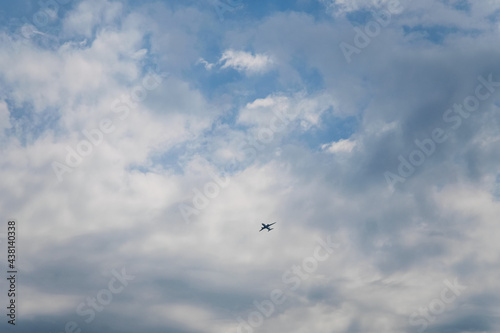 Startujący samolot na błękitnym niebie