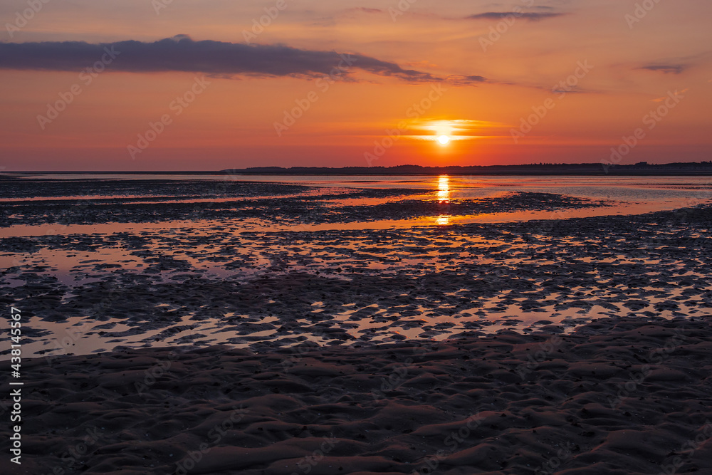Naklejka premium Sonnenaufgang im Wattenmeer auf der Insel Amrum