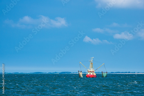 Krabbenkutter auf der Nordsee vor der Insel Pellworm photo