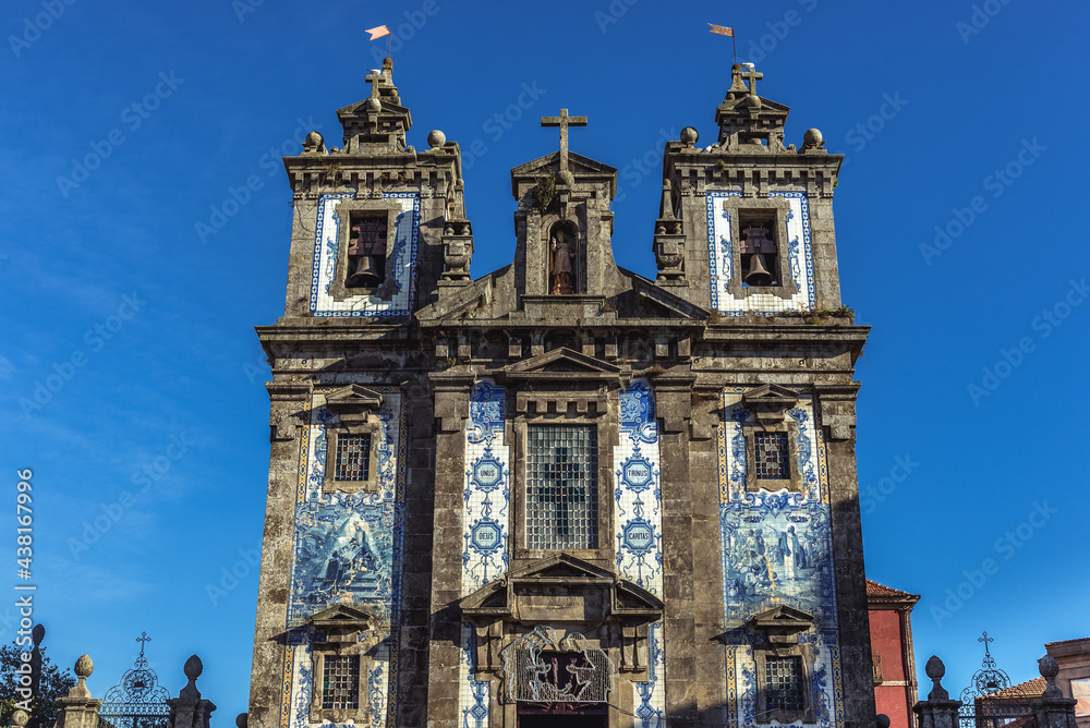 Fototapeta premium St Ildefonso of Toledo Church located on the Batalha square in Porto, Portugal