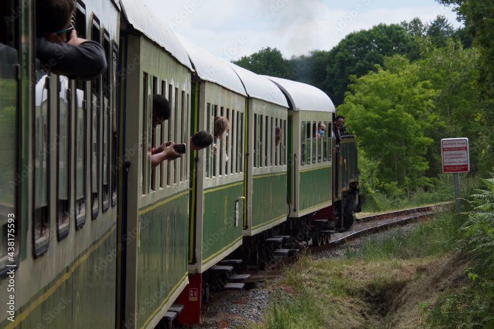 Fototapeta premium Vieux train à vapeur dans la perspective d'un tournant.