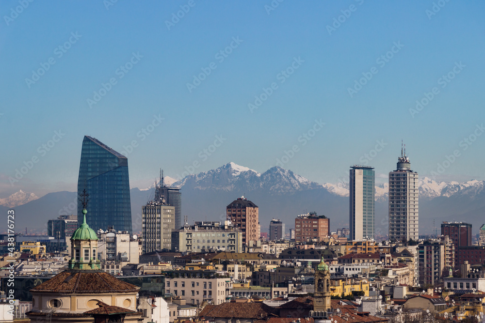 Cityscape Panorama in Mailand, Italien. View over Milano, Italy.
Hochhäuser vor Alpen. Aussicht über Milano.