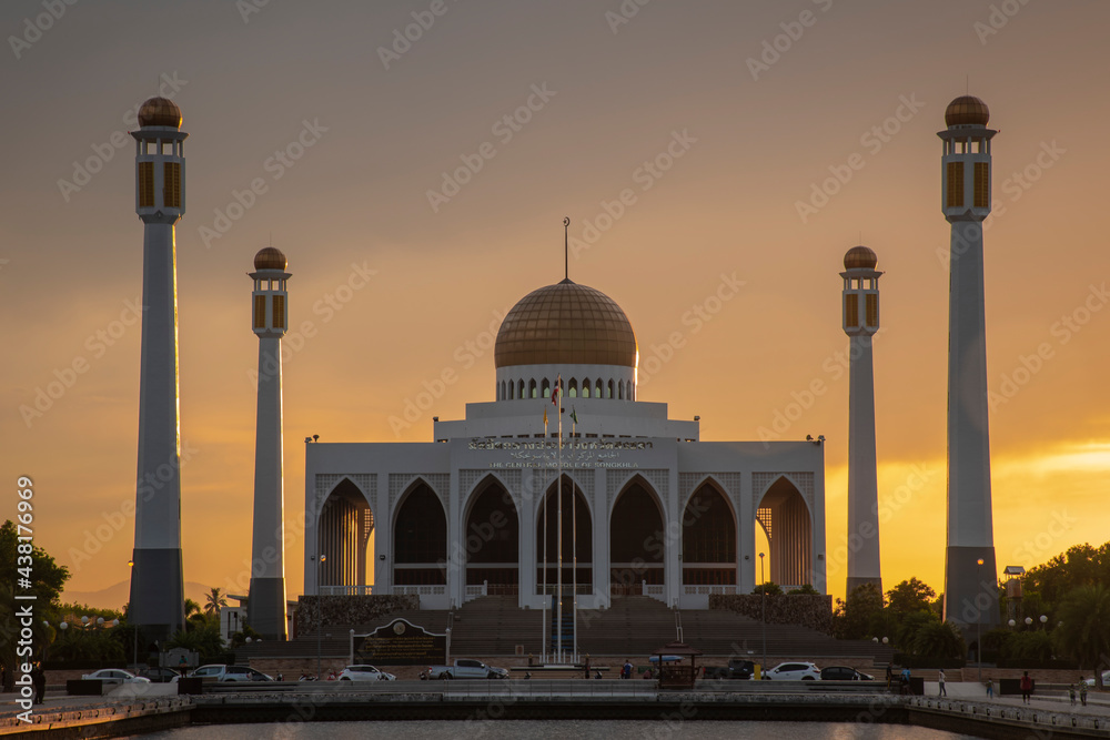 Obraz premium Songkhla Central Mosque at night, Hatyai, Songkhla, Thailand