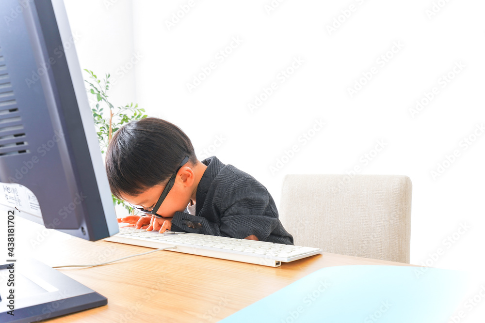 オフィスで働く子供ビジネスマン オフィスで働く子供ビジネスマン