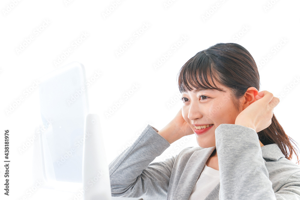 身だしなみを整えるビジネスウーマン 身だしなみを整えるビジネスウーマン