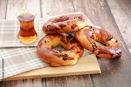 Photography traditional oriental pastries turkish bagels simit and tea in a glass