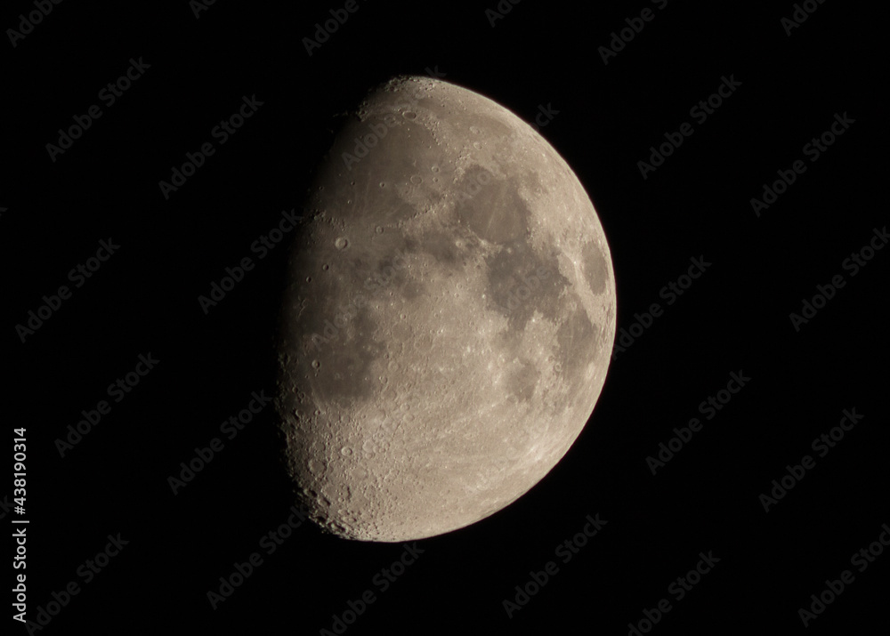 Mond mit sehr naher Aufnahme, Krater sind sichtbar