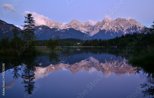 Spiegelung des Karwendel im Barmsee zur Blauen Stunde