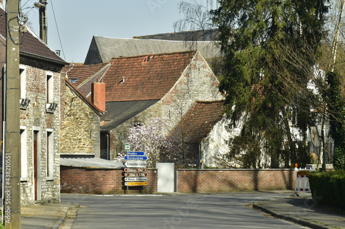 Une rue typique avec ses vieilles bâtisses en milieu semi-rural à Ecaussinnes en Hainaut  photo