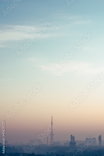 Radio tower onder blue sky at morning