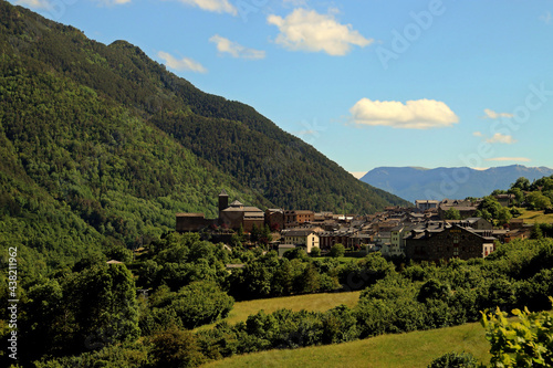 Torla-Ordesa, España; 14 06 2016. La pequeña localidad de Torla-Ordesa ubicada en el Pirineo español en Huesca. Pequeño pueblo ubicado en el valle del río Ara.