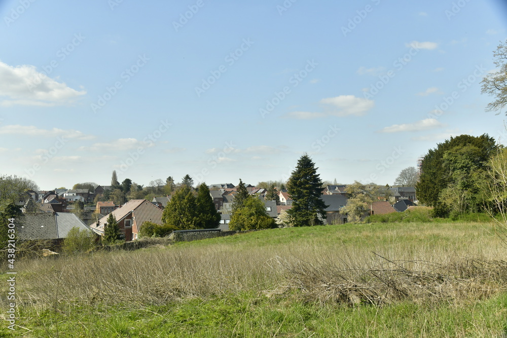 Prairie dominant un lotissement moderne et bâtisses plus anciennes à Ecaussinnes Prairie dominant un lotissement moderne et bâtisses plus anciennes à Ecaussinnes