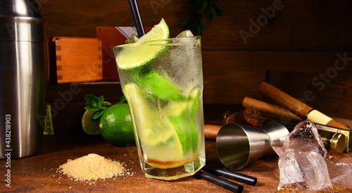 Caipirinha Cocktail mit Zigarren und Holz Hintergrund photo