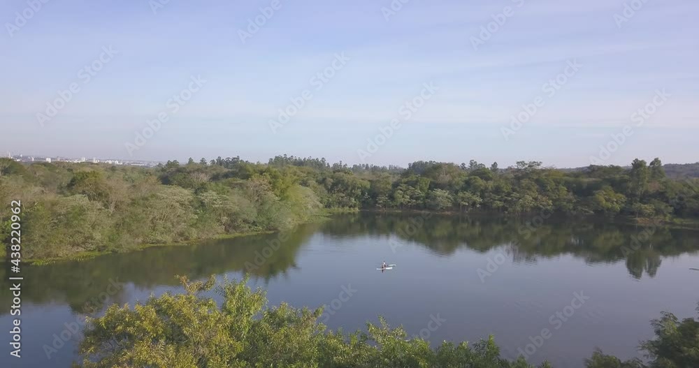 Aéreo de duas pessoas remando em um lago Aéreo de duas pessoas remando em um lago