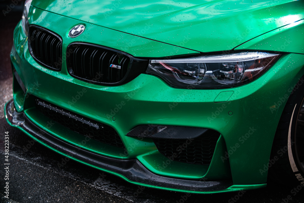  Coche verde BMW M3 F80 envuelto en vinilo cromado, kit de cuerpo ancho personalizado con piezas de fibra de carbono y alerón delantero en Drift And Cars Show.  Sintonizador Alemán Moderno Vehículo Foto de stock |