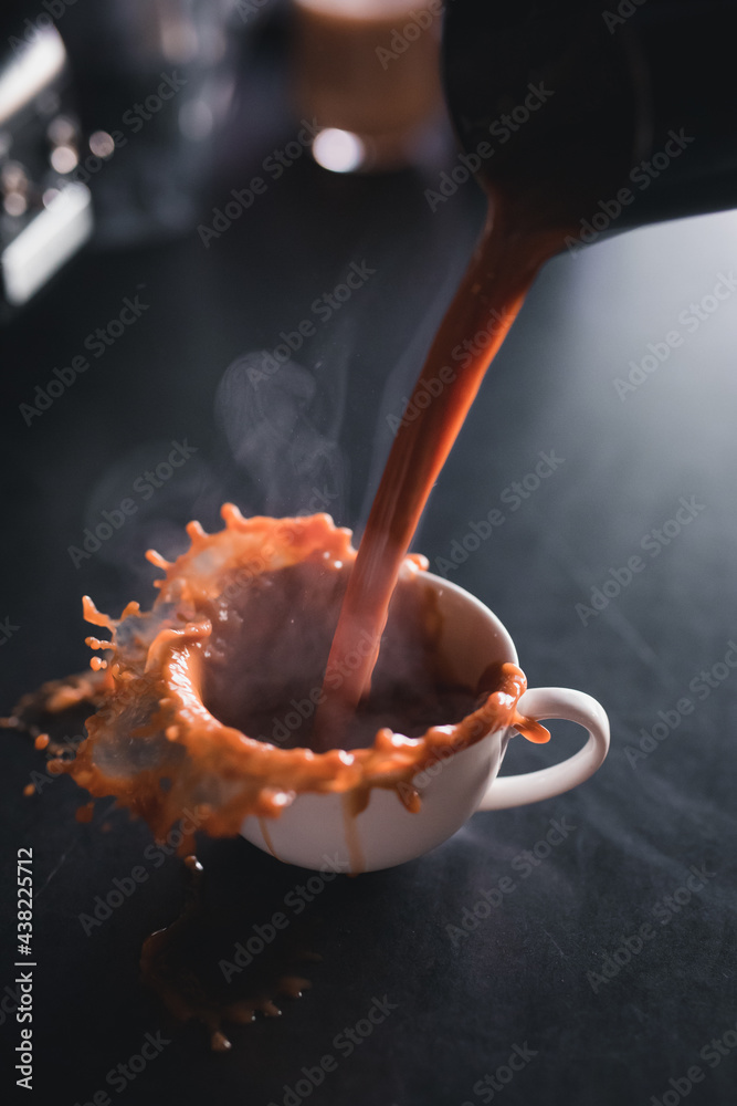 Kawa i sposób jej przygotowywania przez bariste w kawiarni. - obrazy, fototapety, plakaty 