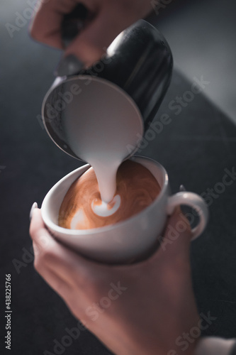 Kawa i sposób jej przygotowywania przez bariste w kawiarni.