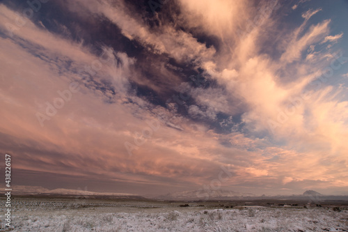 Cielo con cirros al atardecer, después de una ligera nevada. Cieza, Murcia, España.